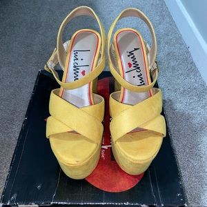 LUICHINY SUEDE WEDGES by AKIRA